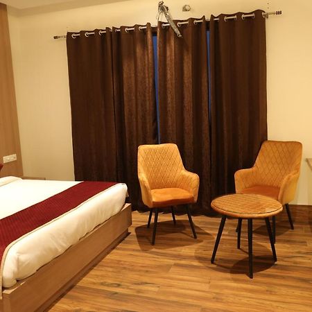 Hotel Crown Savoy, Near Railway Station & Guru Nanak Dev University Амритсар Екстериор снимка