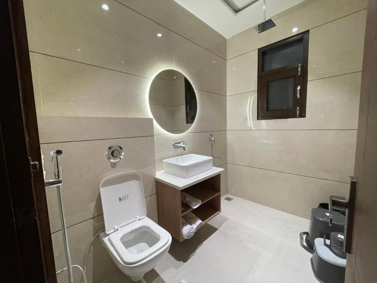 Hotel Crown Savoy, Near Railway Station & Guru Nanak Dev University Амритсар Екстериор снимка