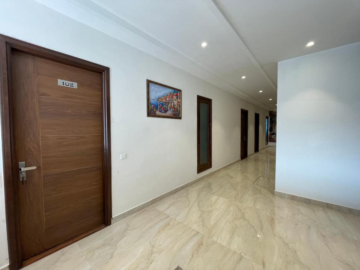 Hotel Crown Savoy, Near Railway Station & Guru Nanak Dev University Амритсар Екстериор снимка