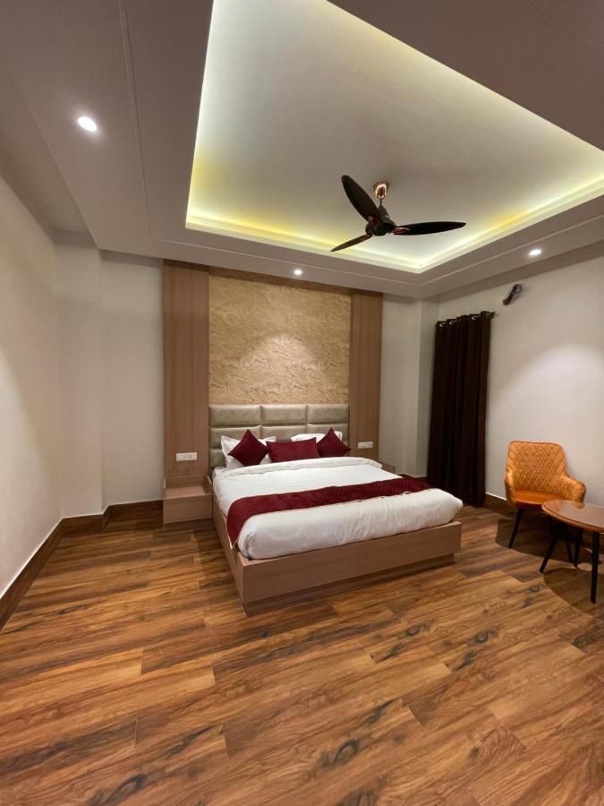 Hotel Crown Savoy, Near Railway Station & Guru Nanak Dev University Амритсар Екстериор снимка