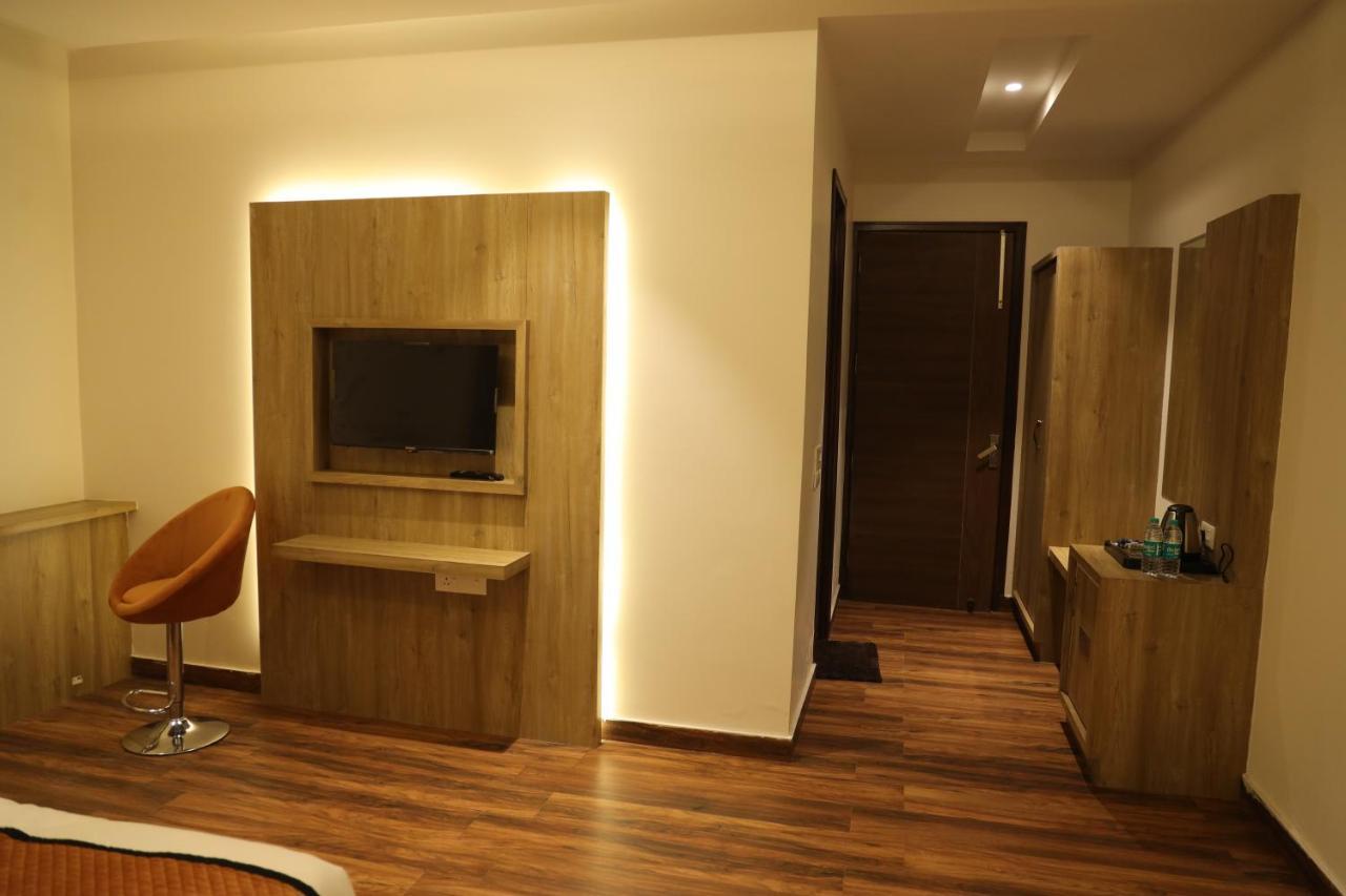 Hotel Crown Savoy, Near Railway Station & Guru Nanak Dev University Амритсар Екстериор снимка