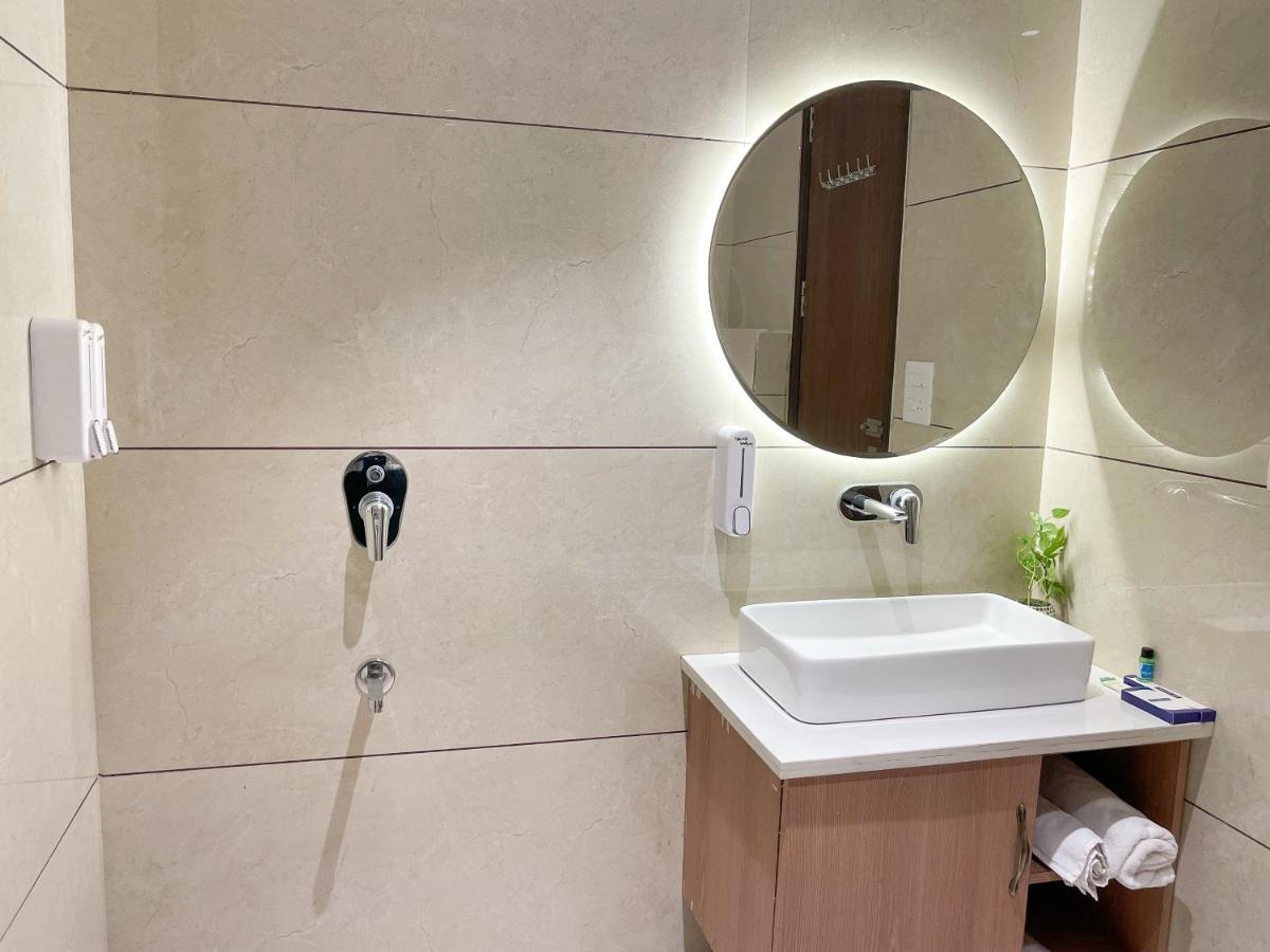 Hotel Crown Savoy, Near Railway Station & Guru Nanak Dev University Амритсар Екстериор снимка