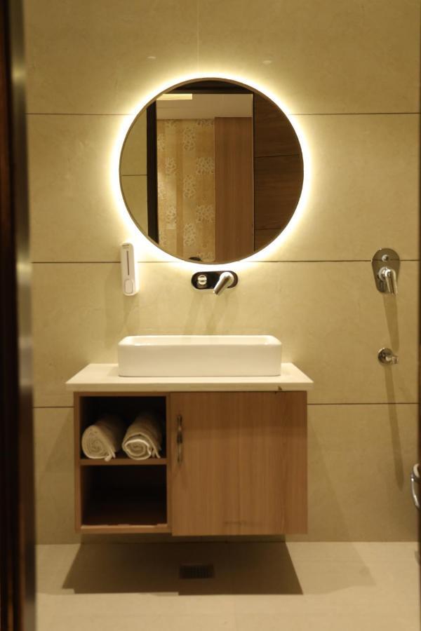 Hotel Crown Savoy, Near Railway Station & Guru Nanak Dev University Амритсар Екстериор снимка