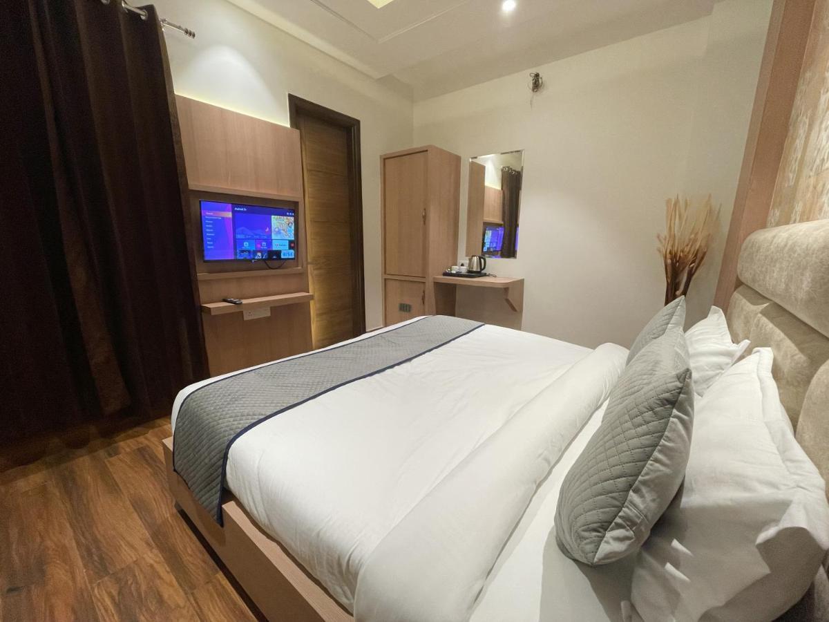 Hotel Crown Savoy, Near Railway Station & Guru Nanak Dev University Амритсар Екстериор снимка