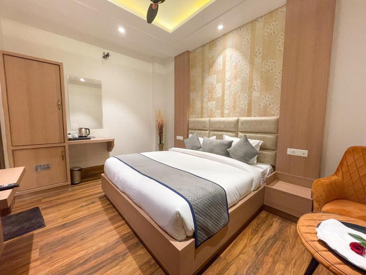Hotel Crown Savoy, Near Railway Station & Guru Nanak Dev University Амритсар Екстериор снимка