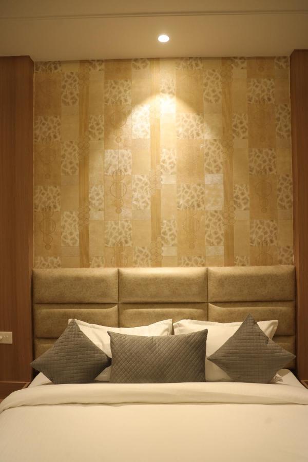 Hotel Crown Savoy, Near Railway Station & Guru Nanak Dev University Амритсар Екстериор снимка