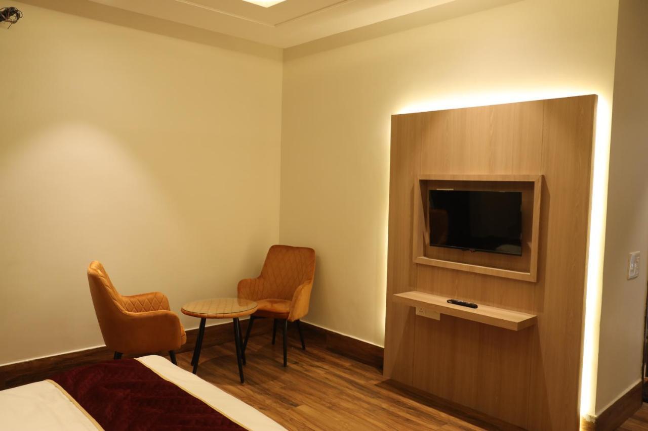 Hotel Crown Savoy, Near Railway Station & Guru Nanak Dev University Амритсар Екстериор снимка