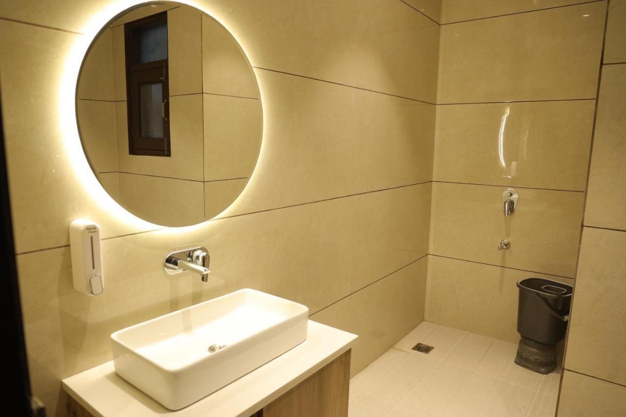 Hotel Crown Savoy, Near Railway Station & Guru Nanak Dev University Амритсар Екстериор снимка
