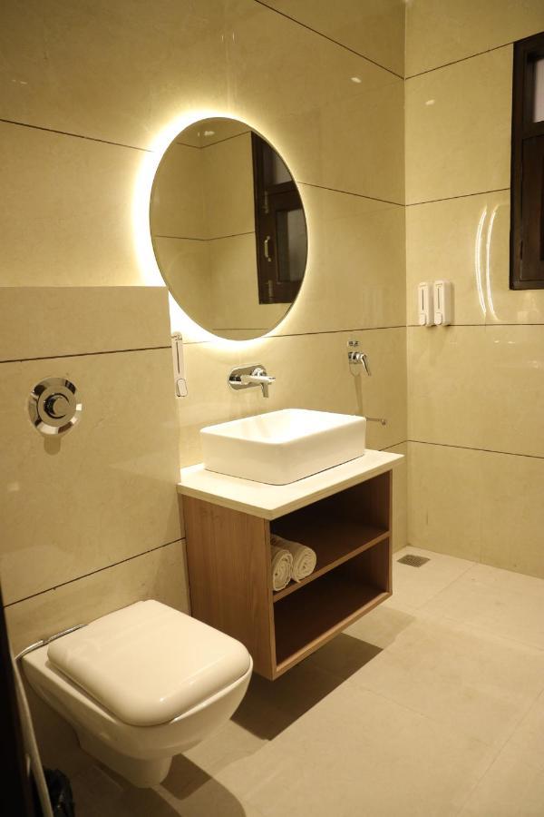 Hotel Crown Savoy, Near Railway Station & Guru Nanak Dev University Амритсар Екстериор снимка