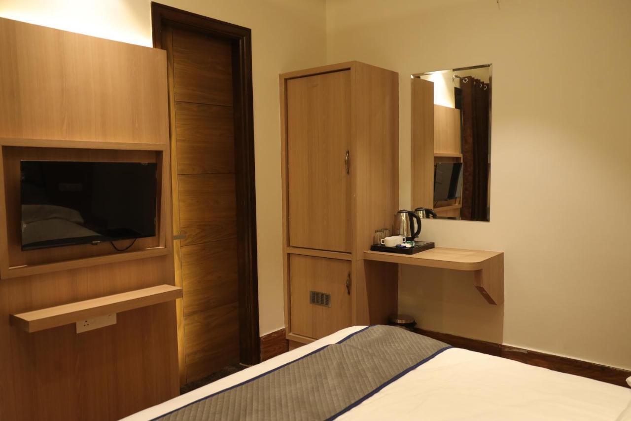 Hotel Crown Savoy, Near Railway Station & Guru Nanak Dev University Амритсар Екстериор снимка