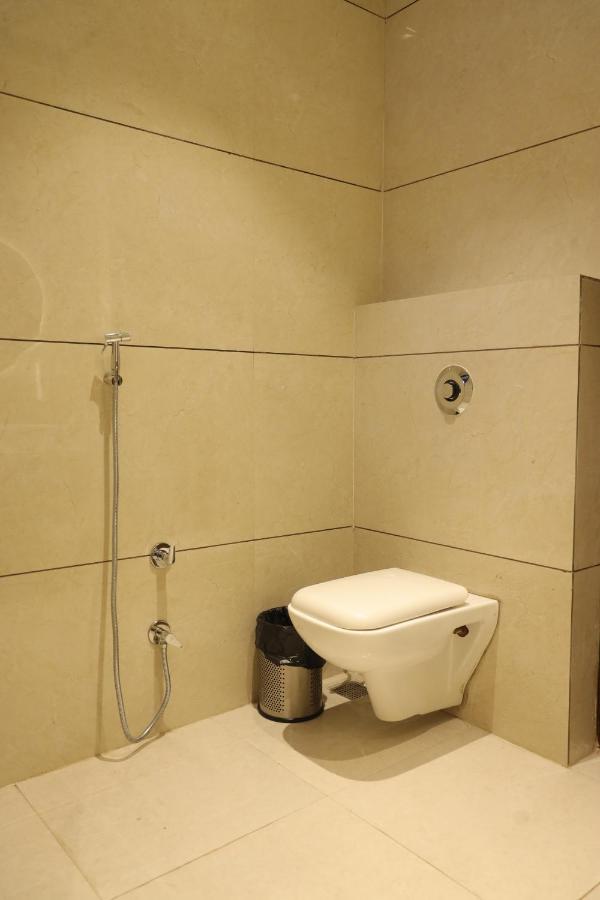 Hotel Crown Savoy, Near Railway Station & Guru Nanak Dev University Амритсар Екстериор снимка