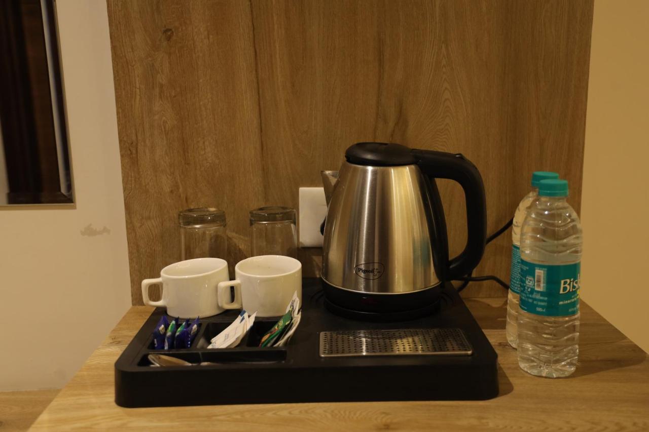 Hotel Crown Savoy, Near Railway Station & Guru Nanak Dev University Амритсар Екстериор снимка