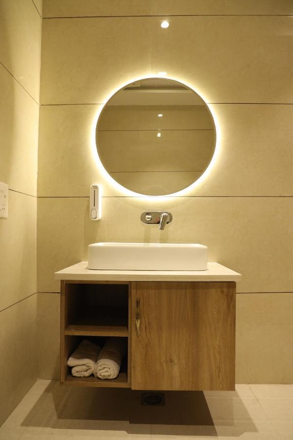 Hotel Crown Savoy, Near Railway Station & Guru Nanak Dev University Амритсар Екстериор снимка