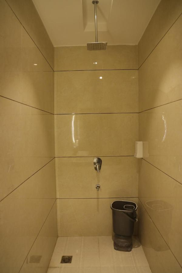 Hotel Crown Savoy, Near Railway Station & Guru Nanak Dev University Амритсар Екстериор снимка