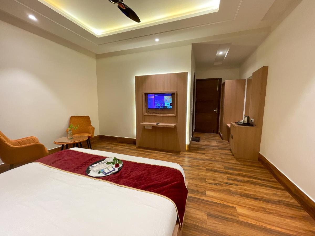 Hotel Crown Savoy, Near Railway Station & Guru Nanak Dev University Амритсар Екстериор снимка