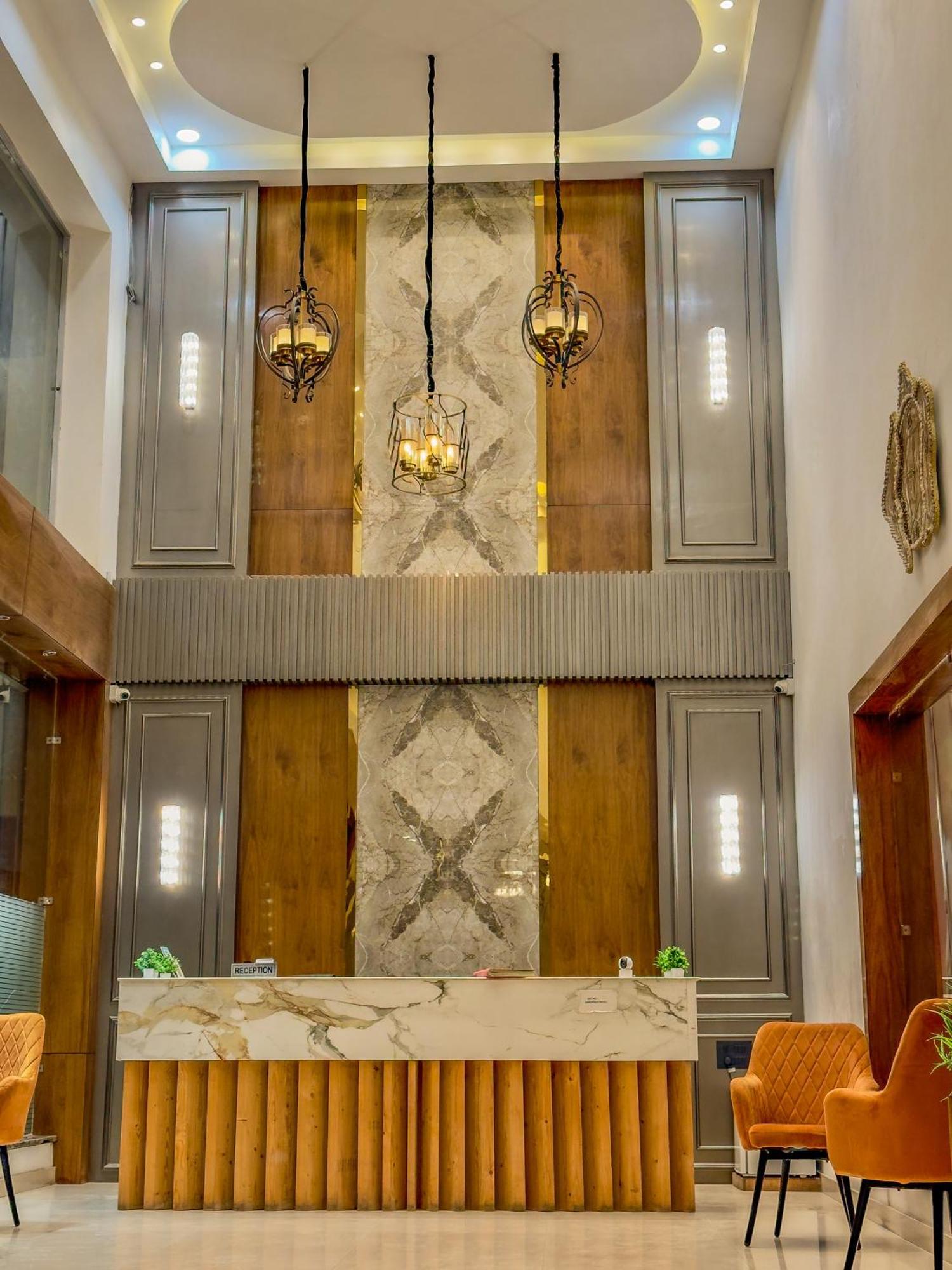 Hotel Crown Savoy, Near Railway Station & Guru Nanak Dev University Амритсар Екстериор снимка