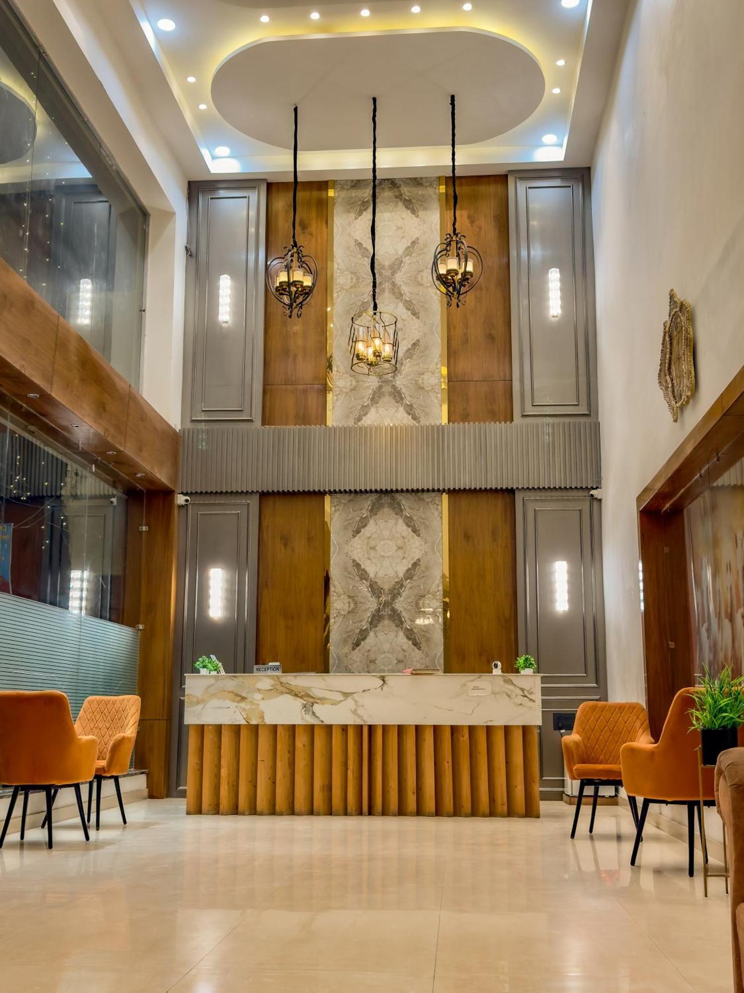 Hotel Crown Savoy, Near Railway Station & Guru Nanak Dev University Амритсар Екстериор снимка