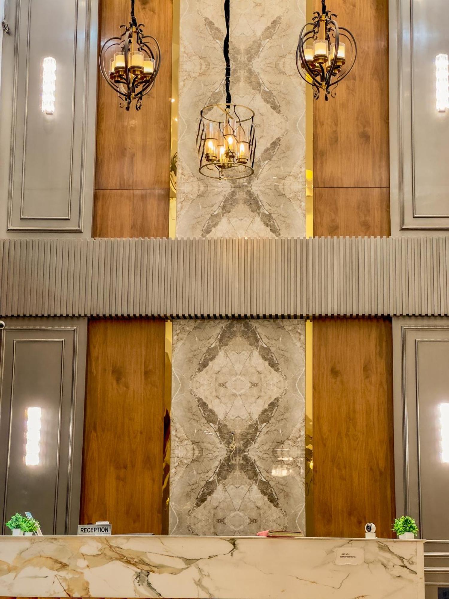 Hotel Crown Savoy, Near Railway Station & Guru Nanak Dev University Амритсар Екстериор снимка